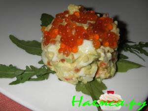 Салат из креветок, рукколы и авокадо