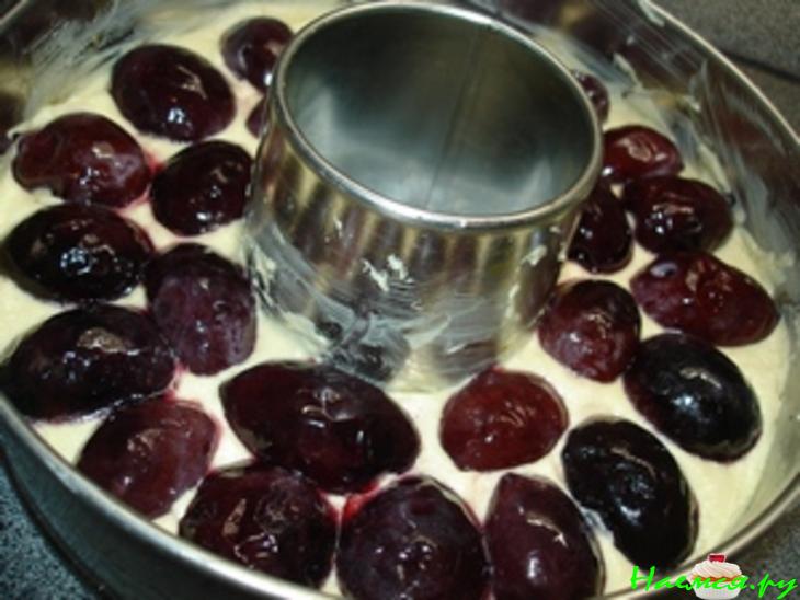 Сливовый пирог с ореховой посыпкой Сливовый пирог с ореховой посыпкой