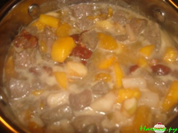 Тушеная говядина с фруктами