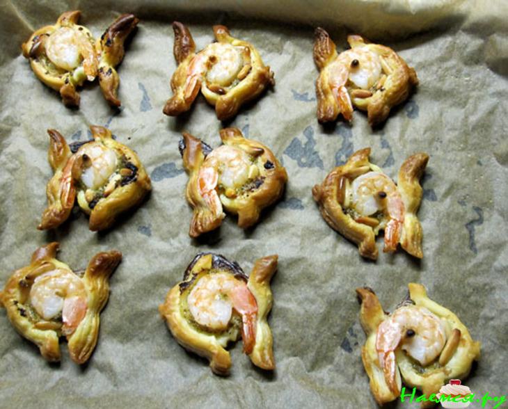 Закуска из слоёного теста с креветками, песто и кедровыми орешками "Рыбки"