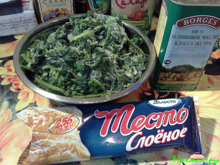 Слоеный пирог со шпинатом и сыром сулугуни Слоеный пирог со шпинатом и сыром сулугуни