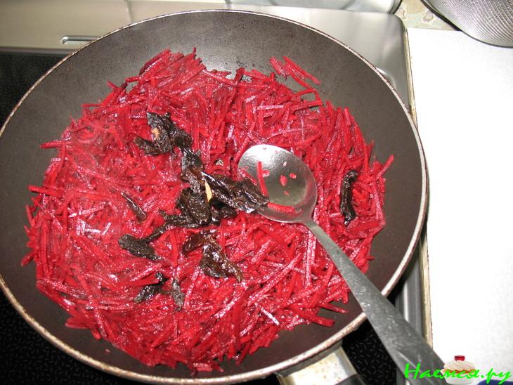 Постный быстрый борщ с грибами и черносливом Постный быстрый борщ с грибами и черносливом