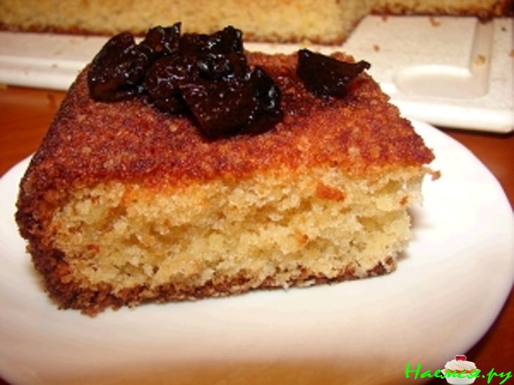 Пирог из кус-куса с сиропом из чернослива