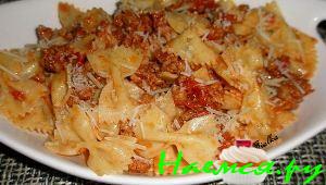 Фарфалле с фаршем в пикантном томатном соусе