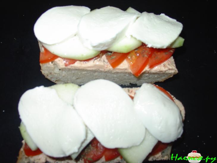 Багет, запеченный с помидорами и кольраби