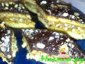 Пирожное в шоколадной глазури с орехами и изюмом