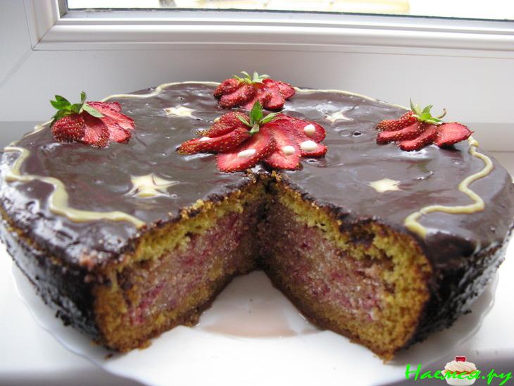 Торт с клубникой, вкусный и влажный