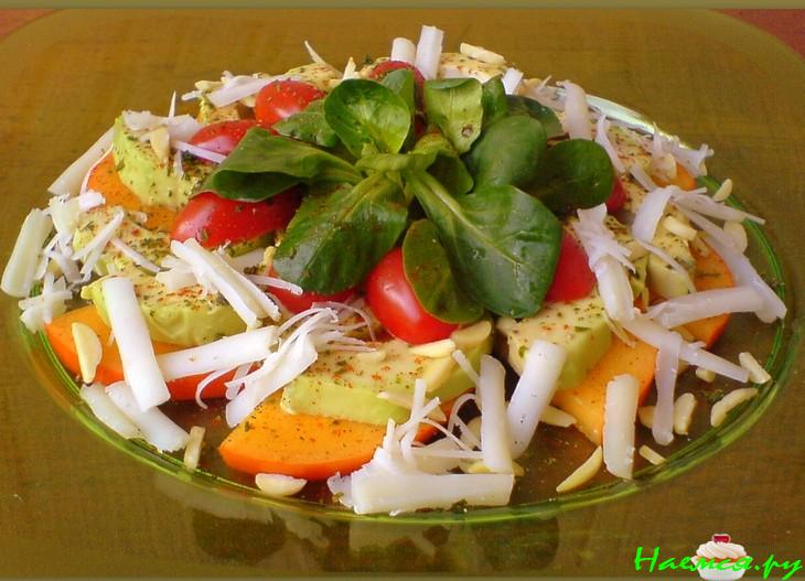 Салат "Свежесть" с хурмой