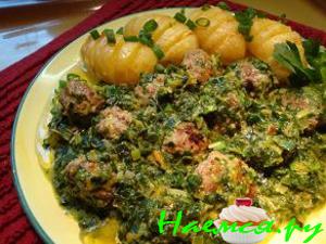 Фрикадельки в шпинатном соусе