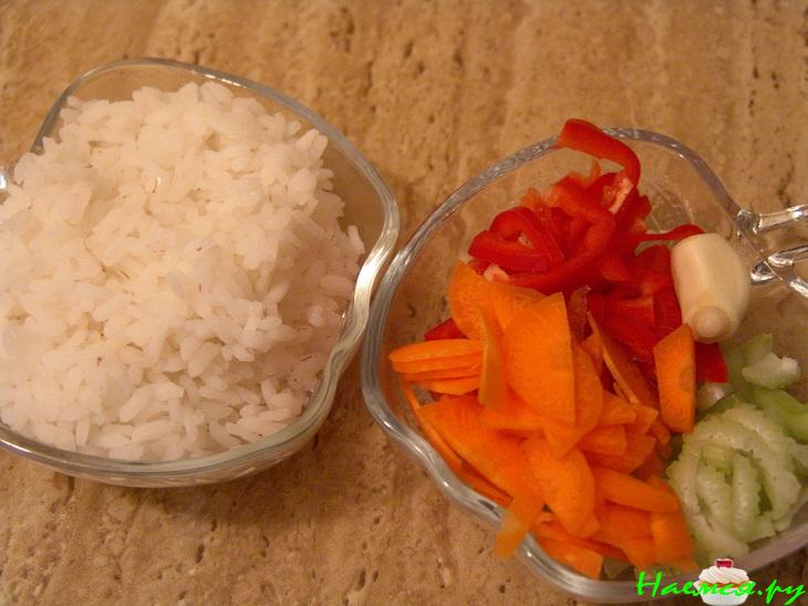 Форель в пергаменте с рисом и овощами