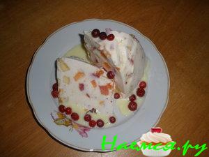 Сметанный десерт с фруктами