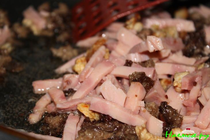 Паста с ветчиной и грибами в томатном соусе