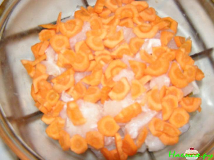 Рыбка с овощами под соусом