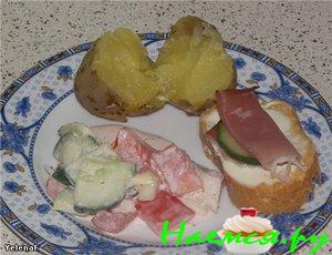 Молодой картофель в мундире, запеченный в духовке