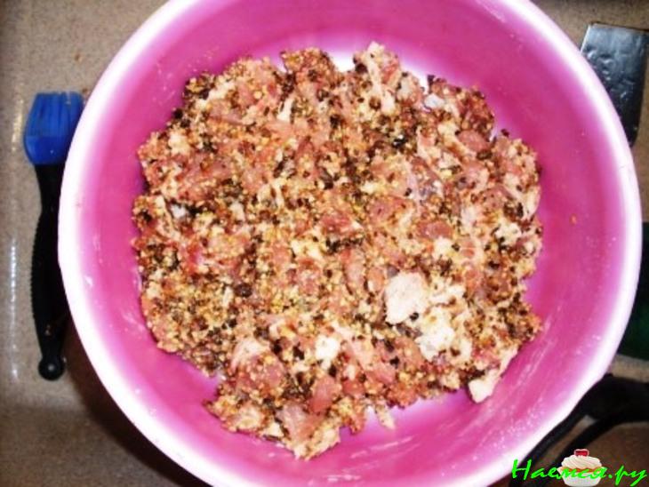 Рулет свиной с черносливом, грецкими орехами, чесноком, горчицей и хреном