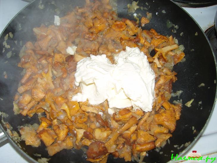 Лисички в сметане с картошкой