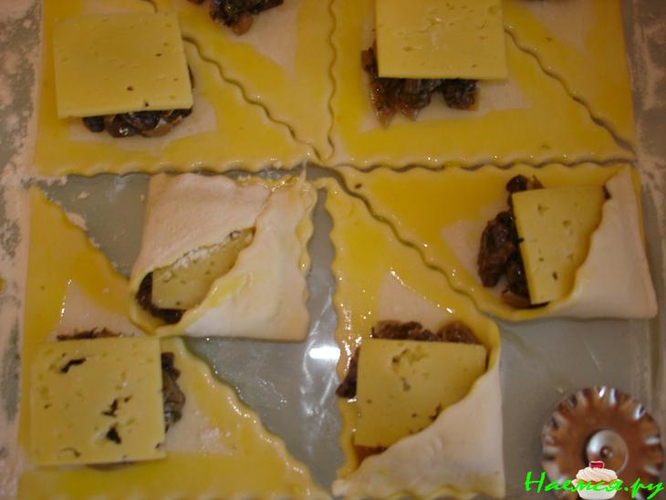 Закусочные пирожки с грибами и сыром