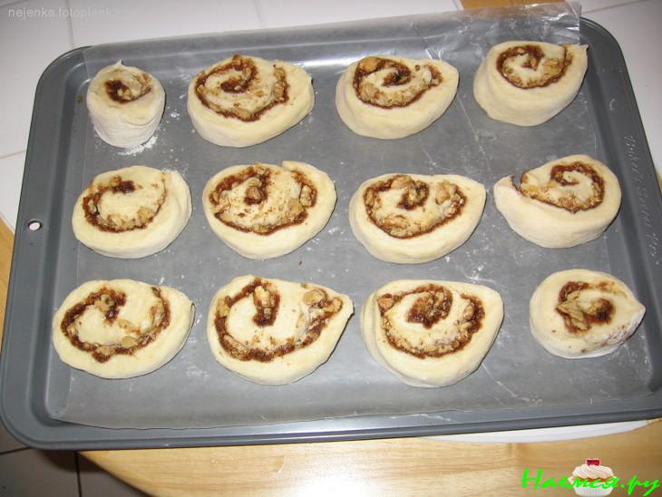 Роллы с корицей и орехами