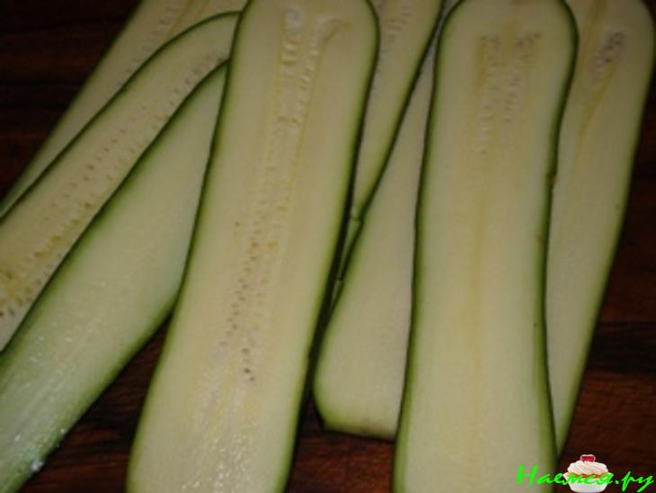 Рулетики из цуккини с семгой и грибным соусом Рулетики из цуккини с семгой и грибным соусом