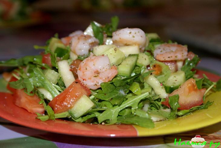Салат с рукколой и креветками