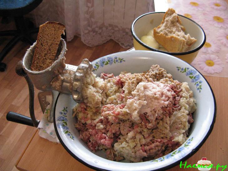 Котлеты со смешанным фаршем и черным хлебом