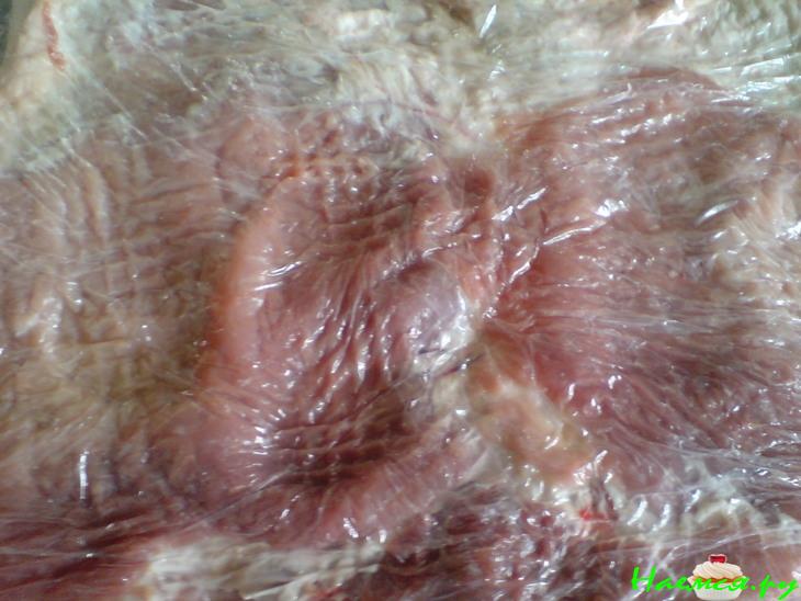 Свиная грудинка, начинённая пореем и сыром