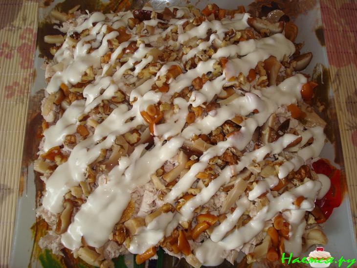 Салат "Рыжик" с курицей, грибами и овощами