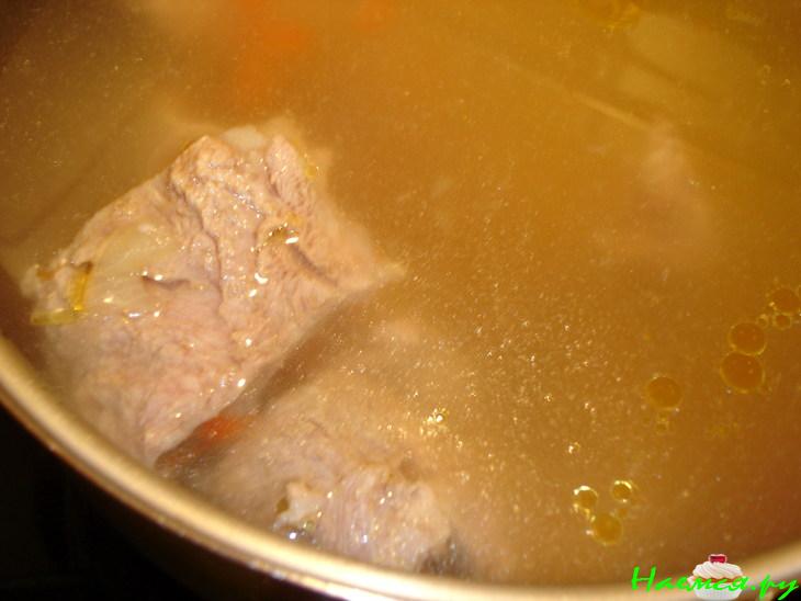 Говяжий суп с чечевицей и черносливом