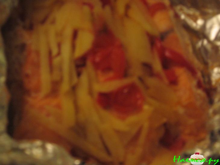 Семга запеченная с овощами и яблоком