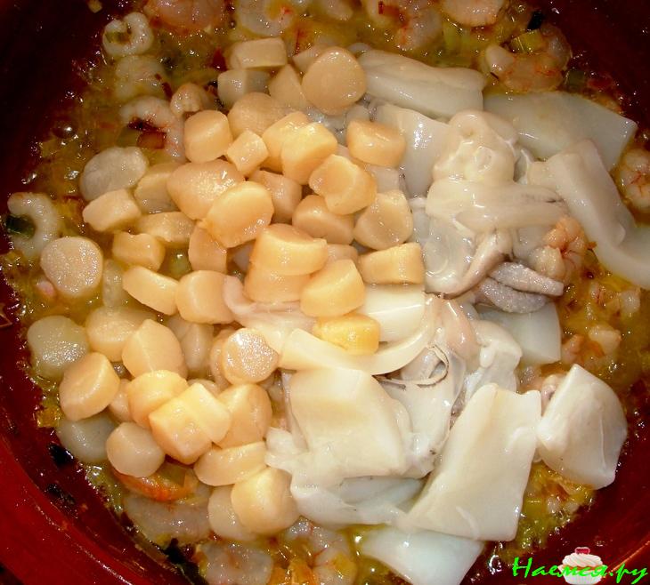 Рис с морскими гребешками и каракатицей