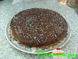 Кекс с вишней и шоколадной глазурью