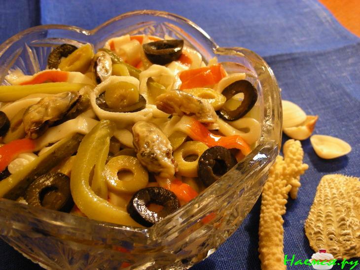 Салат "Морской коктейль" с маринованным огурчиком Салат "Морской коктейль" с маринованным огурчиком