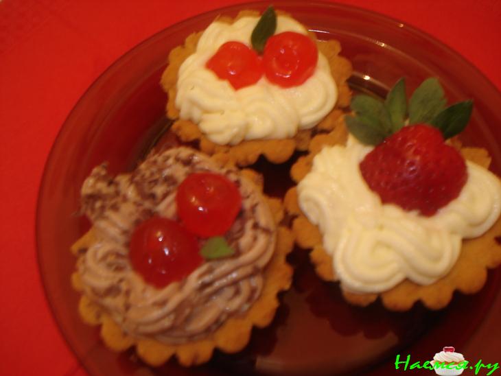 Корзиночки с кремом и марципанами