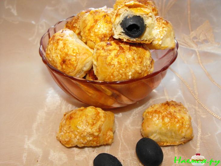 Оливки в слоеном тесте