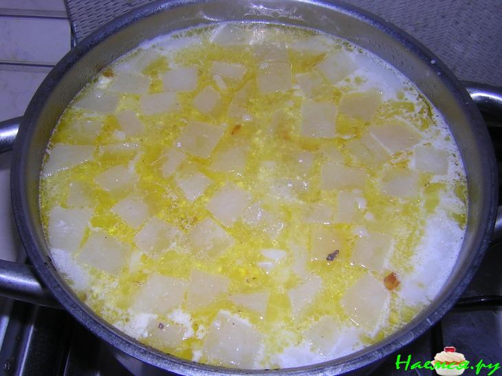 Суп с чесночными гренками на мясном бульоне