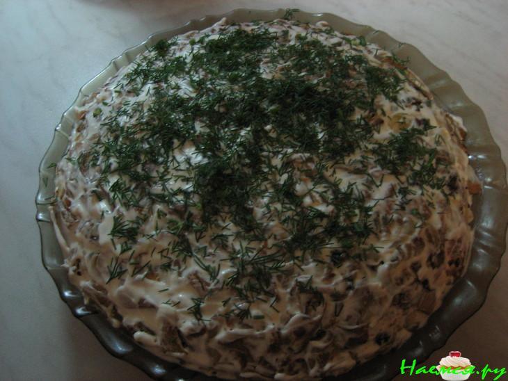 Салат с куриной грудкой и грибами "Сытный"