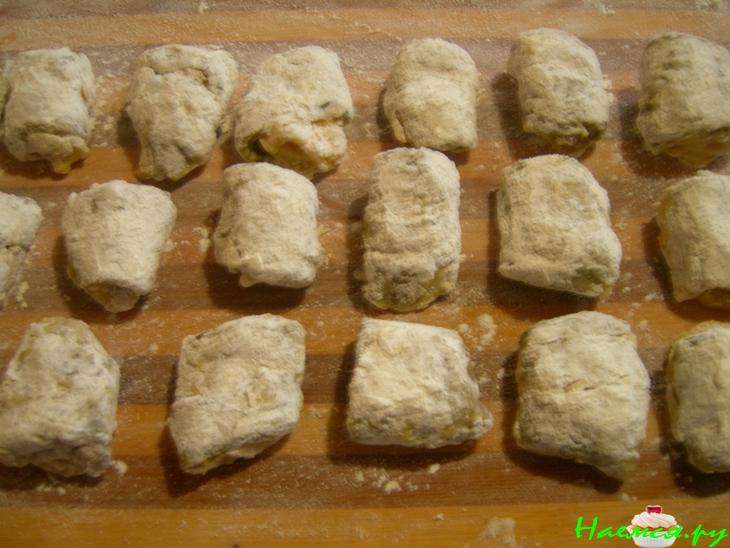 Рулеты из баклажанов с соусом сациви