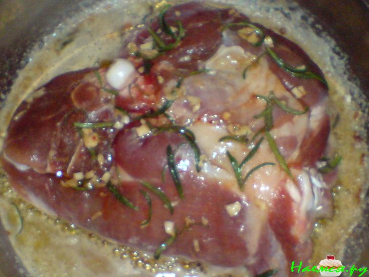 Голень индейки, тушенная в вине с розмарином Голень индейки, тушенная в вине с розмарином