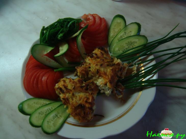 Рыба в кольчуге с салатом из овощей