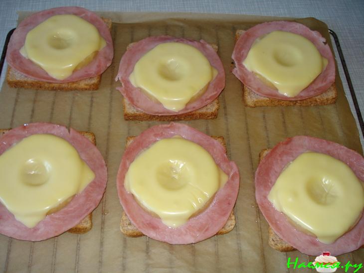 Бутерброд с ветчиной, ананасом и плавленным сыром