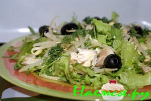 Салат с рыбой, соевыми проростками и маслинами