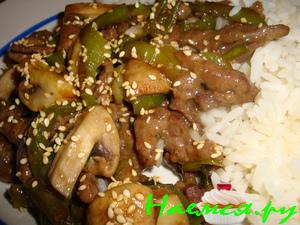 Говядина с шампиньонами,паприкой и луком (по-китайски) Говядина с шампиньонами,паприкой и луком (по-китайски)