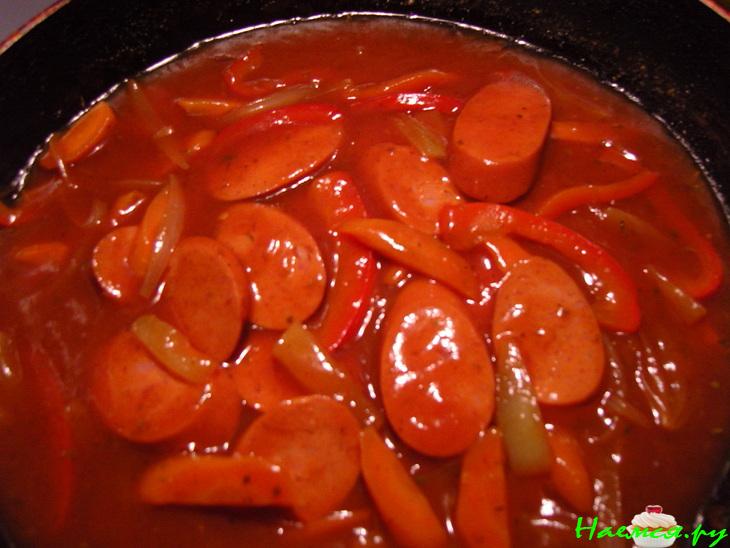 Быстрый гуляш с колбасой