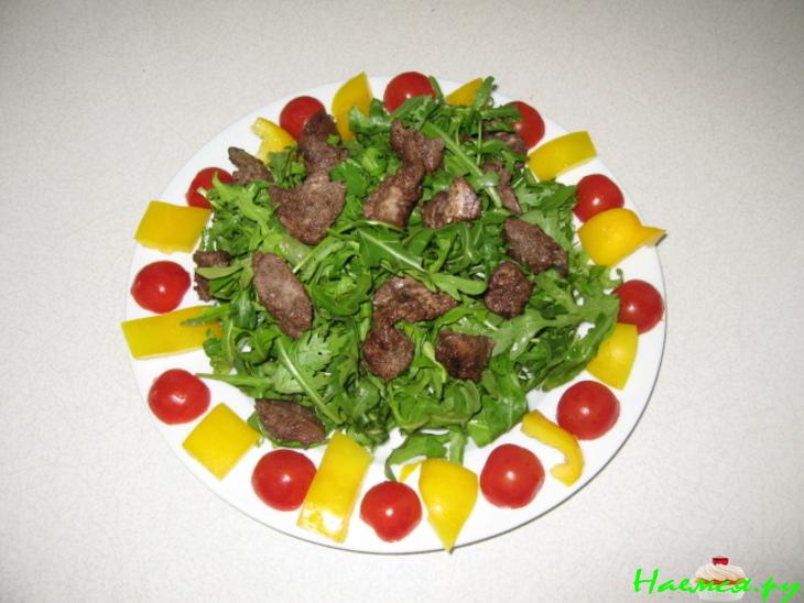 Салат печень с рукколой