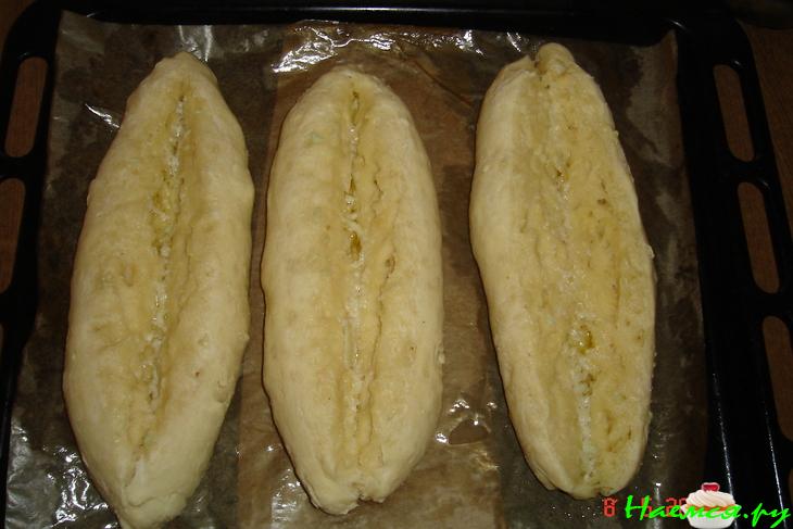 Чесночный дрожжевой батон с укропом