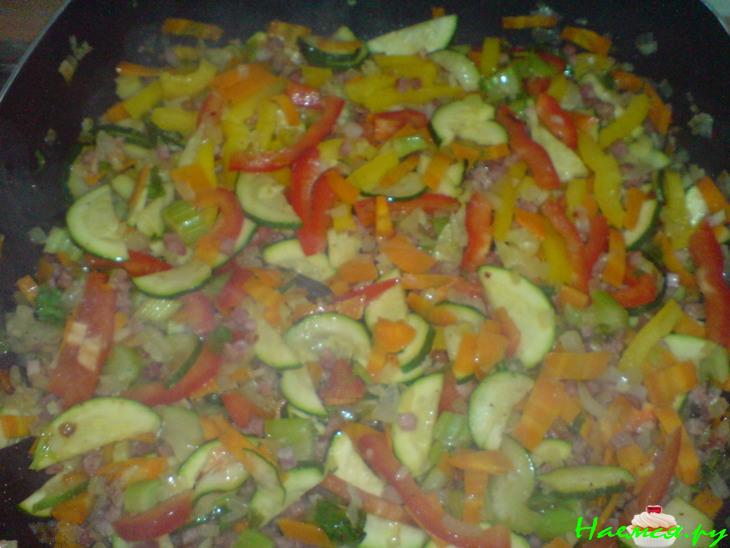 Макароны в сырно-овощном соусе