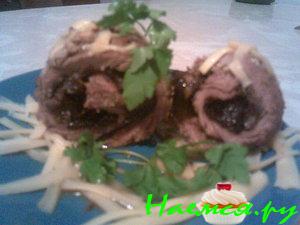 Говядина с черносливом и чесноком в соевом соусе