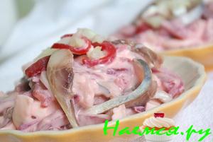 Нежный салат из селедки и свеклы с йогуртом