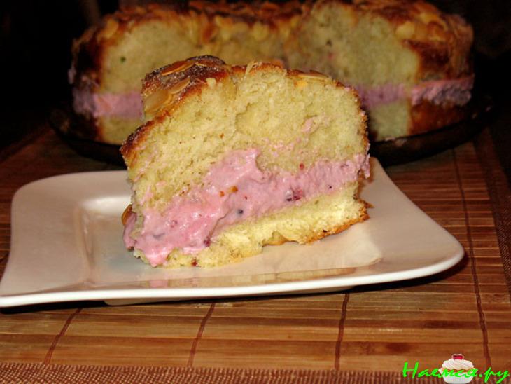 Пирог из дрожжевого теста с бруснично-сливочной прослойкой