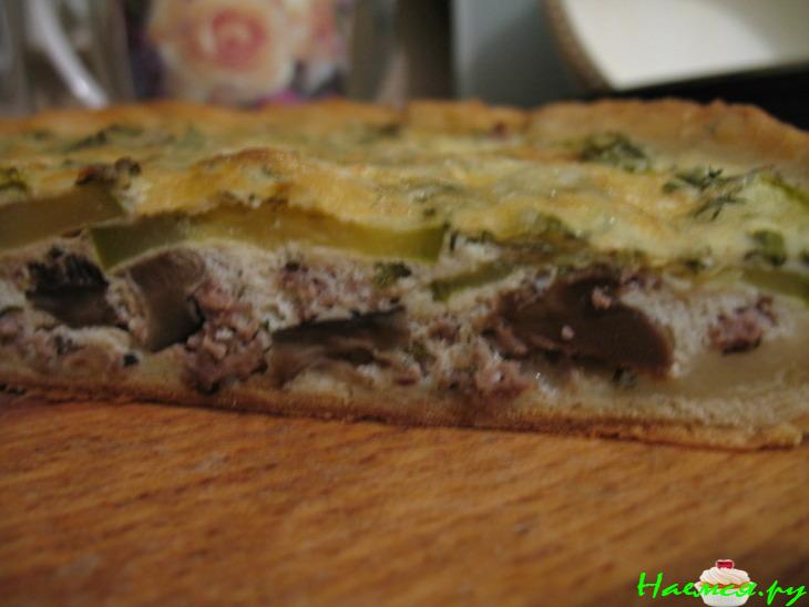 Киш с фаршем и кабачком